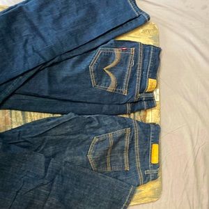 2 pair of women’s size 8mLevi’s and 8a Tommy Hilfiger jeans
